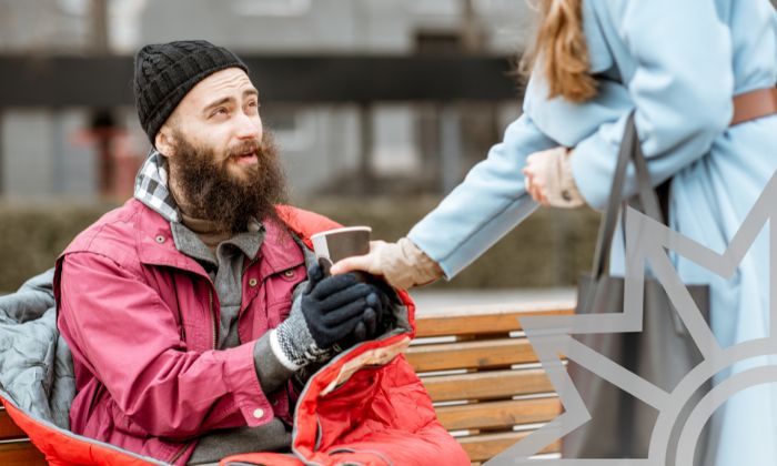 Kältebus: Wohnungsloser erhält warmen Kaffee gegen die Winterkälte.